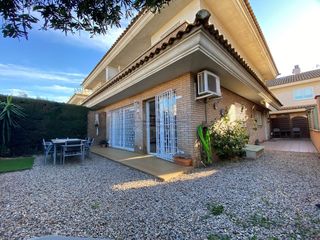 Doppelhaus  Carrer artur martorell. ¡gran casa pareada de 310 m² con buhardilla y garaje privado!