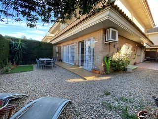 Casa aparellada a Carrer Artur Martorell