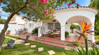 Xalet a La Dorada. Chalet esquinero individual de planta baja con solárium y vistas