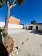 Xalet a Palomares del Río. Chalet independiente con piscina en urbanización la laguna