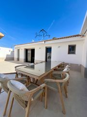 Chalet in Palomares del Río. Chalet con piscina en urbanización la laguna – palomares del río