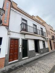 Casa a Coria del Río. Hermoso piso y dos locales comerciales en el centro de coria del