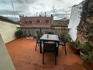 Attique à Casco Antiguo. Precioso atico con terraza en la laurel