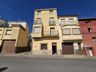 Masia a Entrena. Casa de pueblo de 4 alturas en entrena