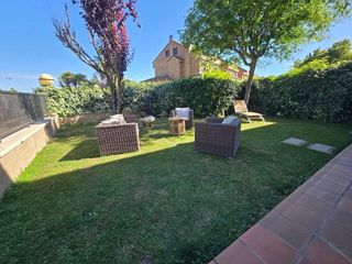 Maison  Madrid. Espectacular chalet adosado en esquina con amplio jardin en avda