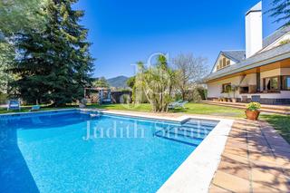 Casa  Carrer sant elíes. Excepcional casa con jardín al pie del montseny