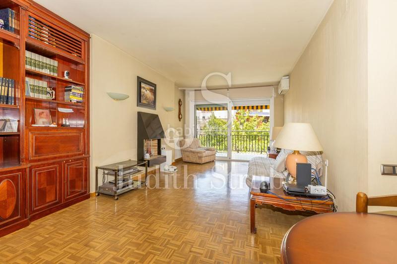 Foto 00de9bdb-d952-40c0-be84-dd87dbcd992c. Piso balmes barcino. amplia y luminosa con soleada terraza. en Barcelona