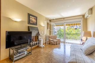 Appartement  Carrer de balmes. Balmes barcino. amplia y luminosa con soleada terraza.