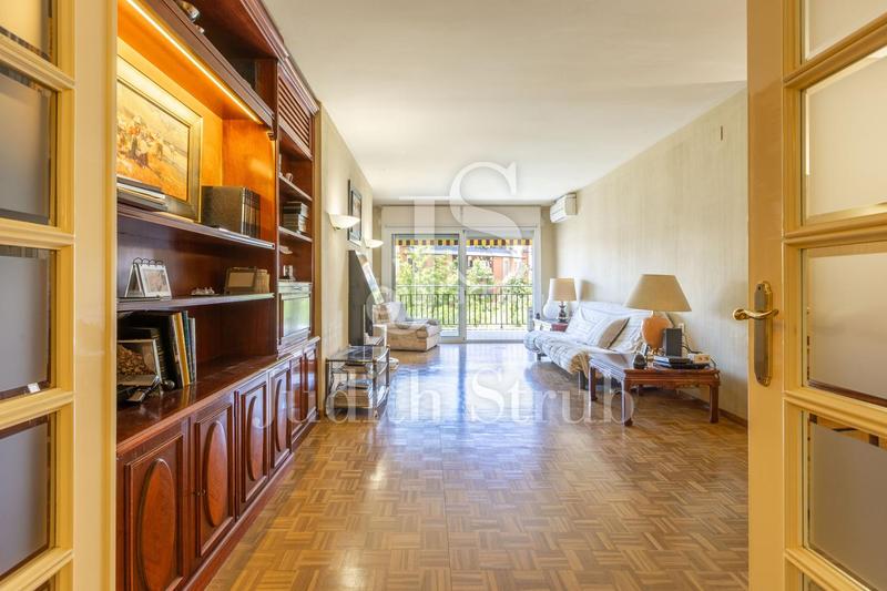 Foto 2f1b5b1f-4f9f-4131-b93e-a7d315d258bc. Piso balmes barcino. amplia y luminosa con soleada terraza. en Barcelona