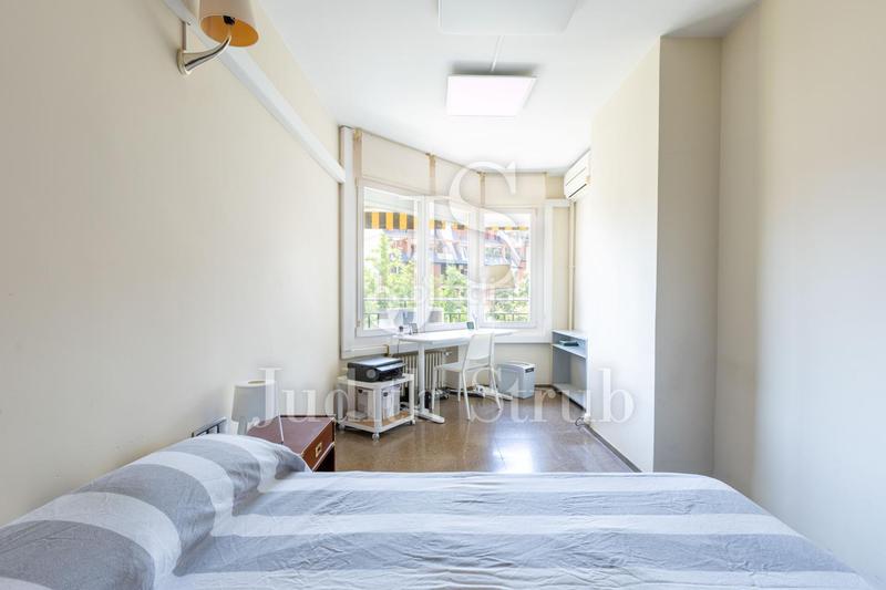 Foto 5c678b2f-09ce-4777-852d-64fd65747361. Piso balmes barcino. amplia y luminosa con soleada terraza. en Barcelona