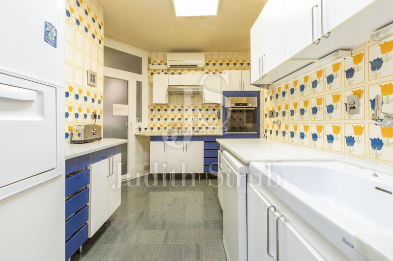 Foto b8097d6b-2d26-466d-aea4-44914455dd30. Piso balmes barcino. amplia y luminosa con soleada terraza. en Barcelona