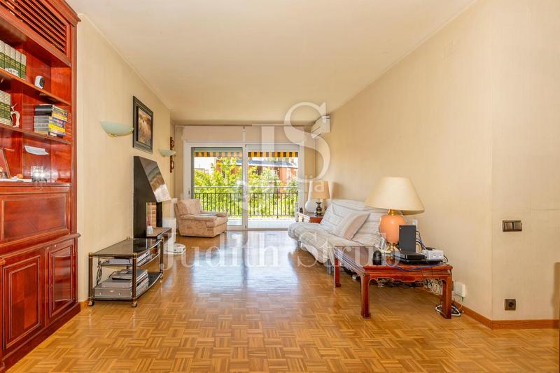 Foto cc245f6c-0b10-4acf-b066-79dba13358cd. Piso balmes barcino. amplia y luminosa con soleada terraza. en Barcelona