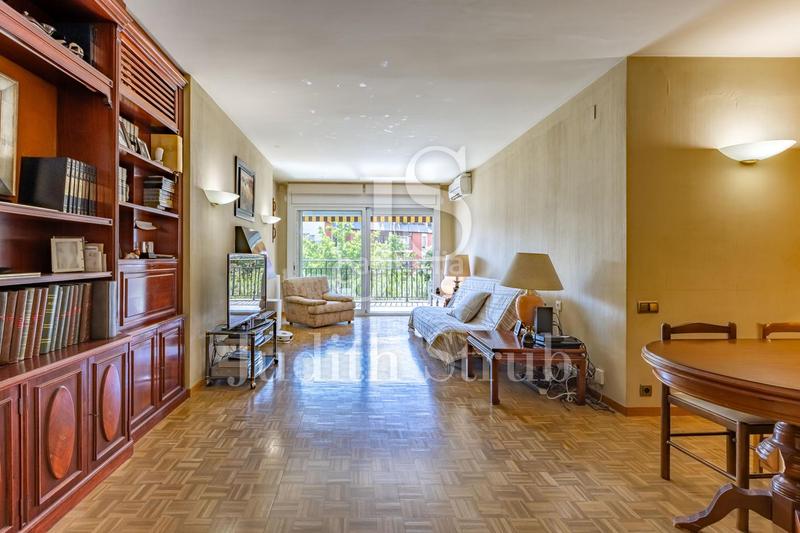 Foto eabe8d60-8268-47d8-8744-109f3c43644c. Piso balmes barcino. amplia y luminosa con soleada terraza. en Barcelona