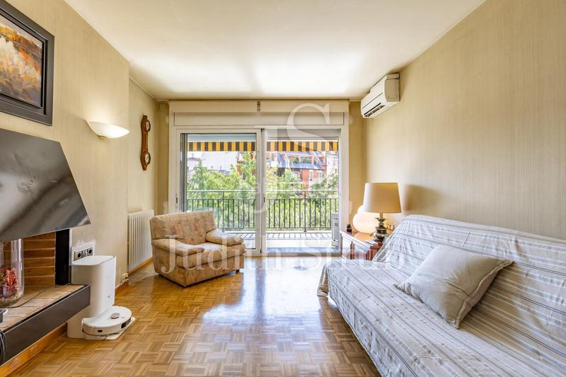 Foto f3985013-a32a-4204-9ec5-c77f506a82bf. Piso balmes barcino. amplia y luminosa con soleada terraza. en Barcelona