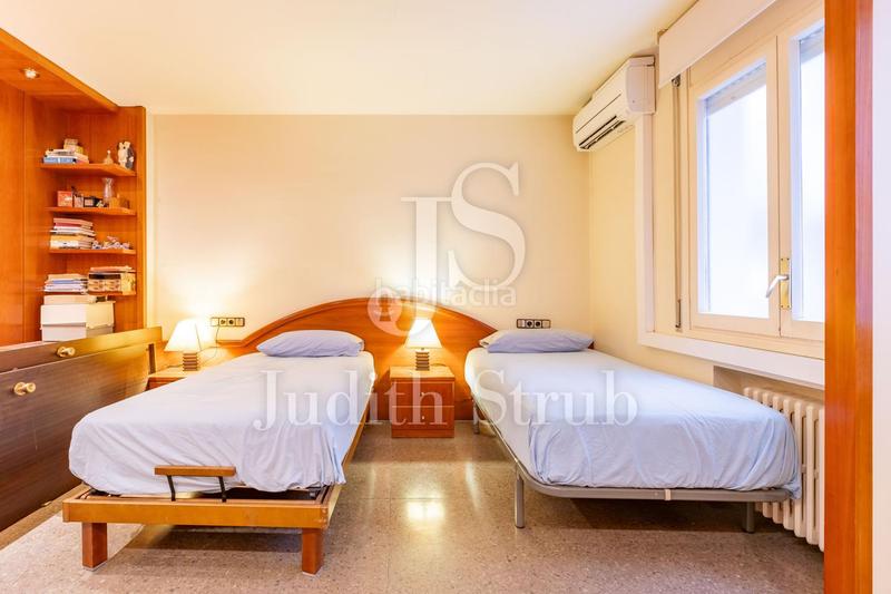 Foto f57c4fd0-b0f6-4510-be40-e9d24585a1f8. Piso balmes barcino. amplia y luminosa con soleada terraza. en Barcelona