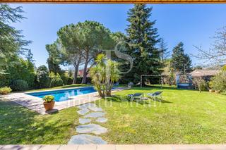 Casa  Carrer sant elíes. Excepcional casa con jardín y piscina al pie del parc natural de