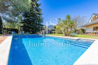 Casa  Carrer sant elíes. Excepcional casa con jardín y piscina al pie del parc natural de