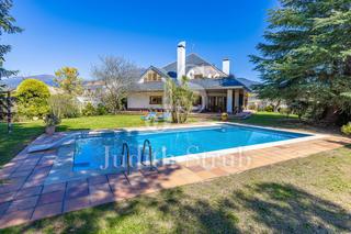 Maison  Carrer sant elíes. Excepcional casa con jardín y piscina al pie del parc natural de
