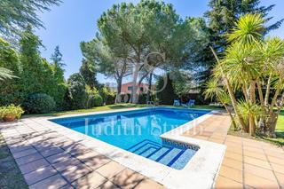 Haus  Carrer sant elíes. Excepcional casa con jardín y piscina al pie del parc natural de