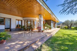 Maison  Carrer sant elíes. Excepcional casa con jardín y piscina al pie del parc natural de