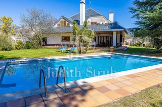 Casa  Carrer sant elíes. Excepcional casa con jardín y piscina al pie del parc natural de