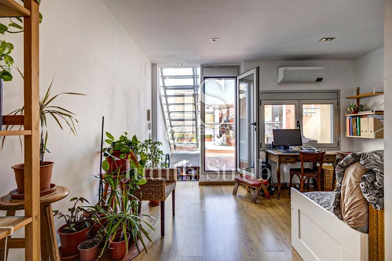 Foto f04e3990-686f-4944-a180-2ab17960f87d. Casa adossada a Sant Andreu de Palomar Barcelona