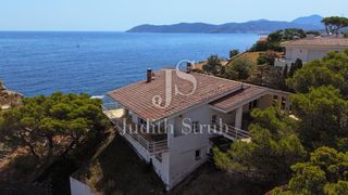 Casa in Calle garraf 11. Privilegiada ubicación frente al mar mediterráneo, para disfruta