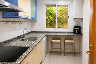 Rent Ground floor  Calle de suïssa. Amplia vivienda familiar con terraza y parking.