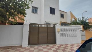 Casa  Dels tarongers. Chalet de dos plantas a pocos metros del mar en la playa de tave