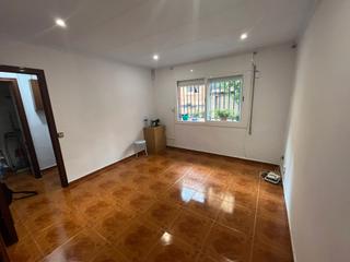 Pis  Carrer de la democràcia. Piso de 3 habitaciones en llefià – zona tranquila cerca de metro