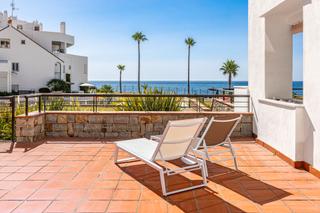 Rez-de-chaussée à Bahía de Casares. Primera linea de mar y piscina y con vistas 2+2 por 510.000.-€ p