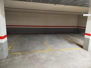 Aparcament cotxe a Avenida Madrid. Plaza de garaje en av. de la sierra