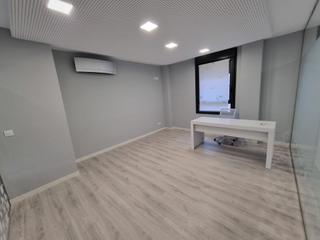 Lloguer Oficina  Parque de los lirios 1. Oficina con plaza de garaje y totalmente equipada cocina ,intern