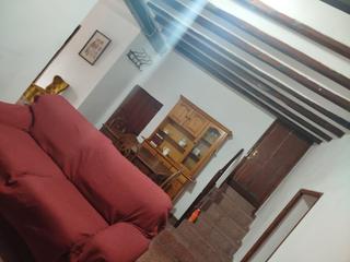 Maison jumelée à Monòver. Casa adosada con encanto histórico y jardín en cases del senyor