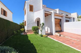 Maison jumelée  Carrer puigmal. Chalet adosado esquinero con jardín, garaje y piscina en cunit –