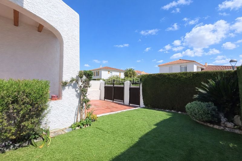 Foto c1fb17f1-be48-4545-978c-acd76e66e14b. Casa adossada amb xemeneia aparcament piscina a Cunit residencial Cunit