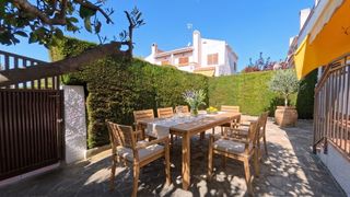 Casa adossada  Carrer puigmal. Chalet adosado esquinero con jard�n, garaje y piscina en cunit �