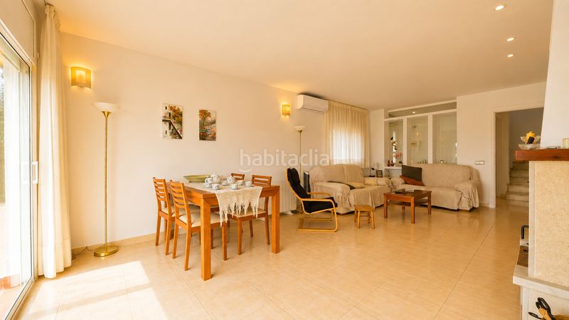 Foto 125c8842-73ff-45f0-ac0a-ccfbc8e93994. Casa amb xemeneia aparcament a Cunit residencial Cunit
