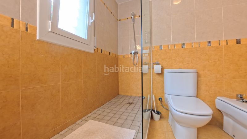 Foto 43736e54-0c5c-4d78-b3d8-d2bedf531af7. Casa amb xemeneia aparcament a Cunit residencial Cunit
