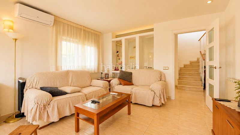 Foto 6d43314e-fd1b-4611-9799-674ecf9e18eb. Casa amb xemeneia aparcament a Cunit residencial Cunit