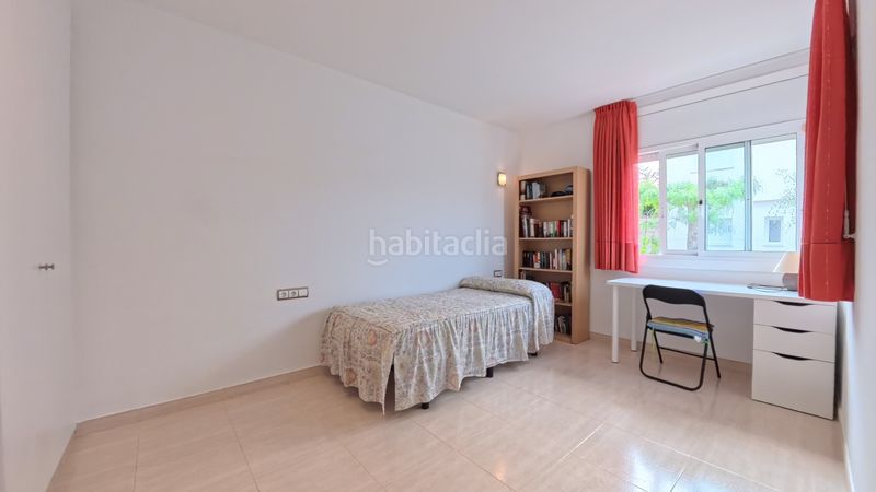 Foto c24b89c3-c8ec-45cb-b4e4-e6c1d8f68452. Casa amb xemeneia aparcament a Cunit residencial Cunit