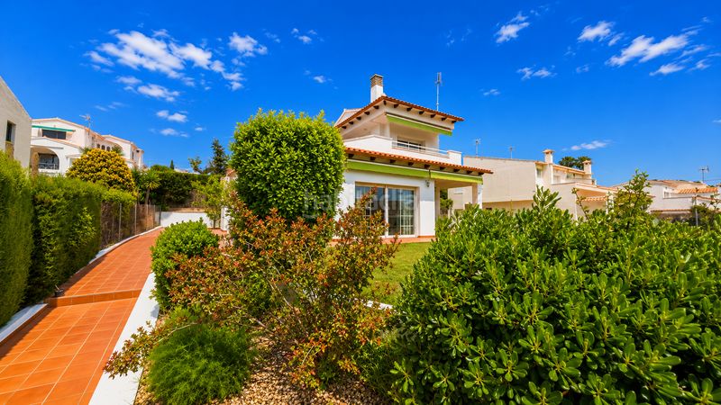 Foto ca238484-17fc-4ba1-9397-c2fd1bc9c4ac. Casa amb xemeneia aparcament a Cunit residencial Cunit