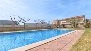 Casa adosada  Carrer congost. Casa adosada con piscina, buhardilla polivalente y gran garaje e