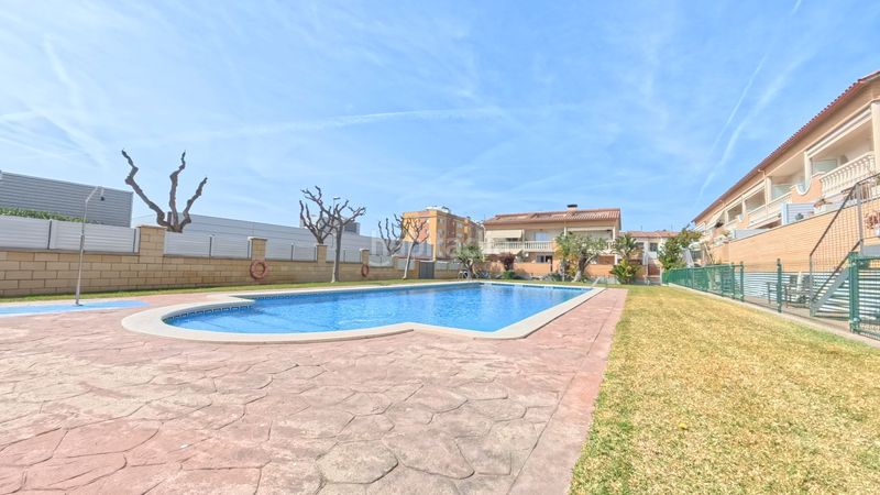 Foto 4165adc1-66bc-4ffb-b247-47b709b07c85. Casa adossada amb calefacció aparcament piscina a Cunit