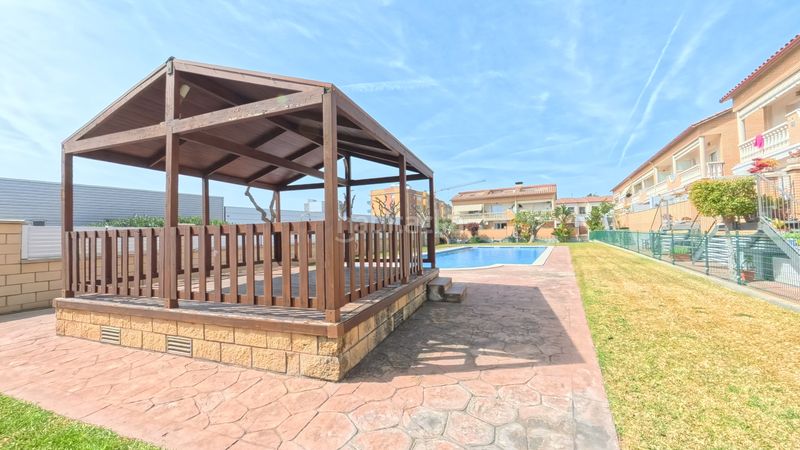Foto f0537f30-bb13-46b3-90c0-663450a00423. Casa adossada amb calefacció aparcament piscina a Cunit