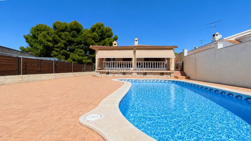 Foto e56310d6-a23d-4490-923b-f6b8c6ceea8a. Xalet amb xemeneia calefacció aparcament piscina a Cunit
