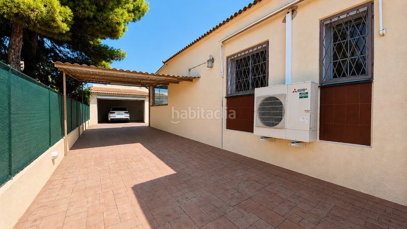 Foto ecb92608-2635-489b-b809-2bf3cf609344. Xalet amb xemeneia calefacció aparcament piscina a Cunit