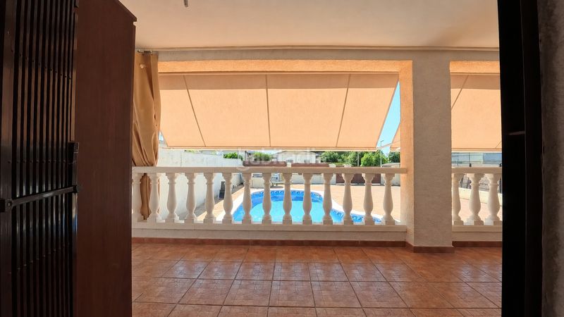 Foto f8ae7a73-1058-440c-82a7-aadb339a41f2. Xalet amb xemeneia calefacció aparcament piscina a Cunit