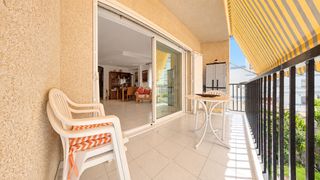 Duplex  Carrer de cubelles. Dúplex esquinero con orientación sur, a 200 metros de la playa,