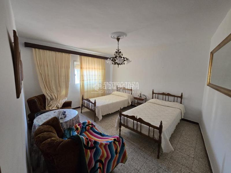 Foto 0bc85b39-8cad-4e7c-a9d4-d675d03a0413. Casa aparellada amb aparcament a Alburquerque